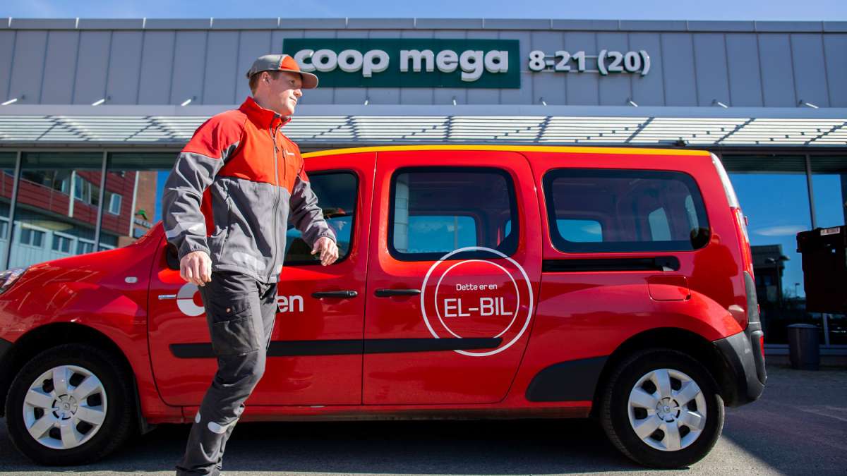 Postbud og postbil parkert foran Coop Mega