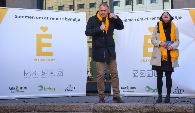 Raymond Johansen og Lan Marie Berg på scenen under lanseringen av Elskede by.