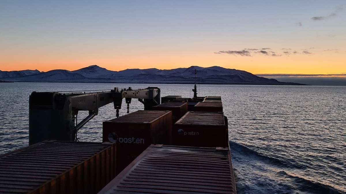 M/S Norbjørn med Svalbard i bakgrunnen