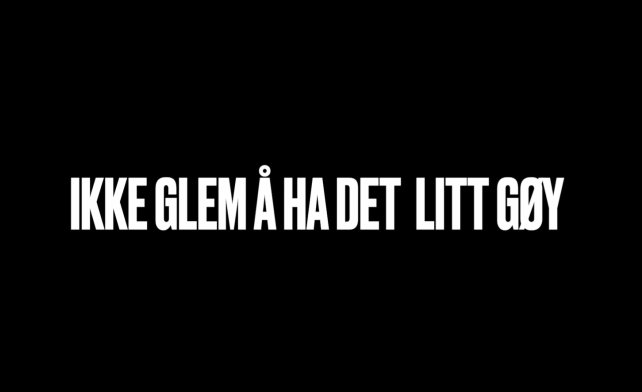 Teksten «IKKE GLEM Å HA DET GØY» i hvit skrift på svart bakgrunn