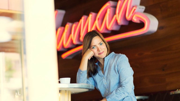 Ida Aalen sitter på café